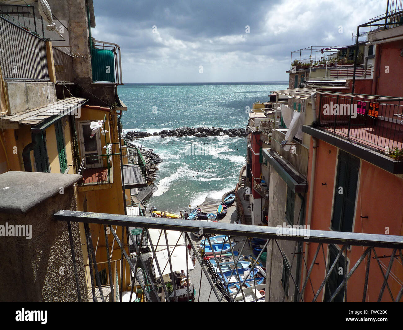 Blick aus dem mediterranen Stuhl in Riomaggiore, Cinqueterre, Italien. Stockfoto