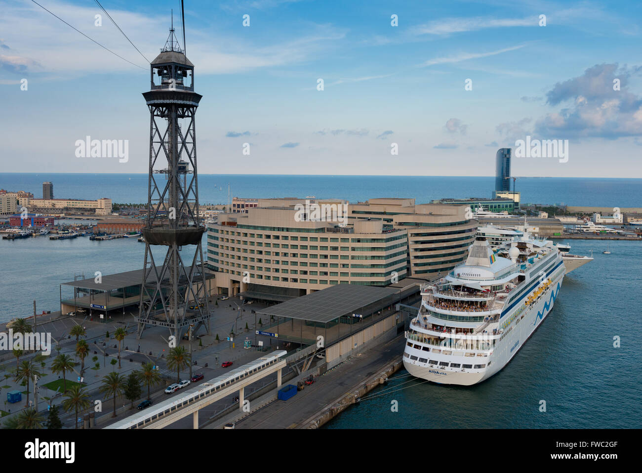 Seilbahn über Blick auf den Hafen von Barcelona und Kreuzfahrtschiff Stockfoto