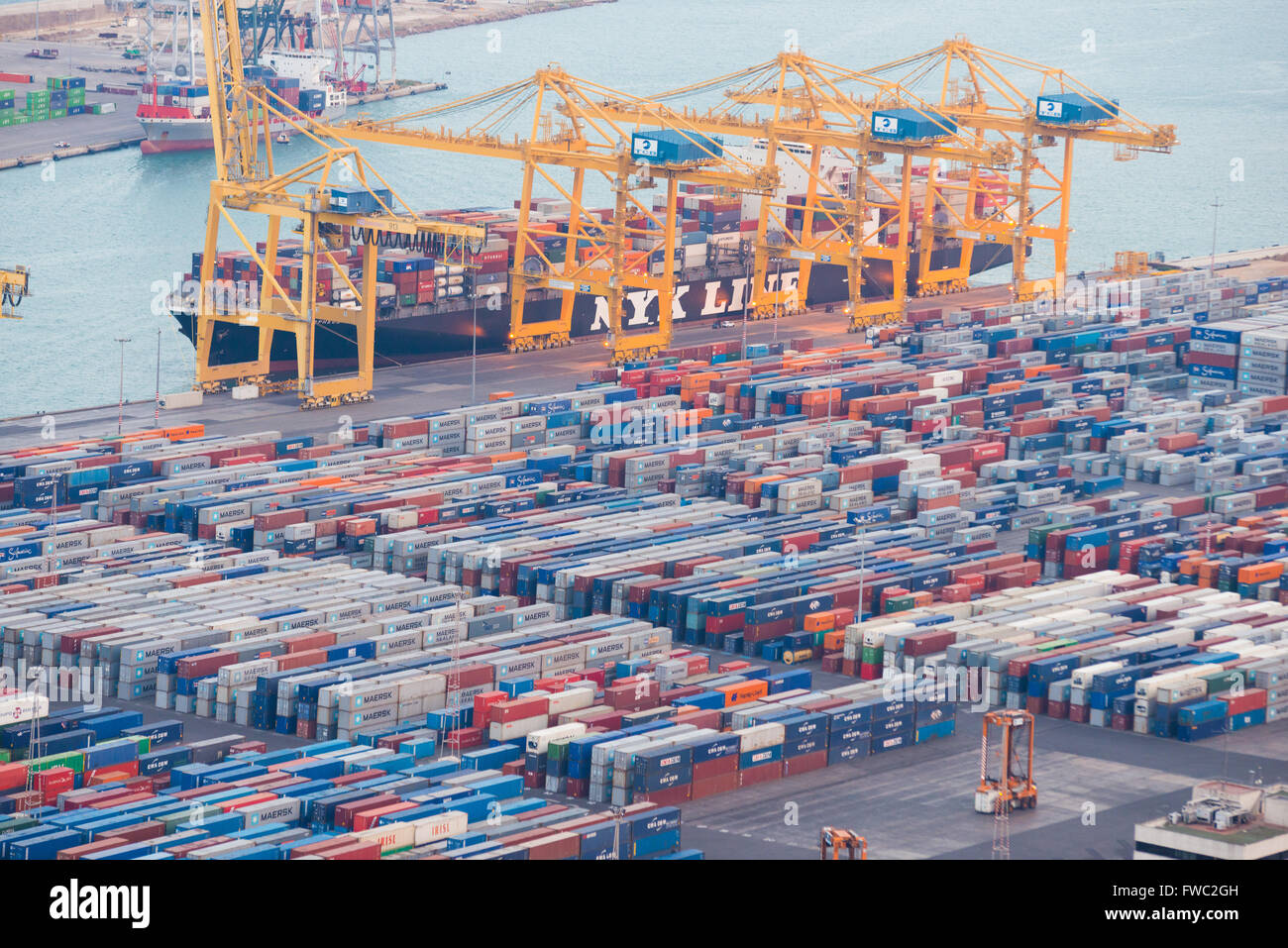 Container im Hafen von Barcelona, Barcelona, Spanien Stockfoto