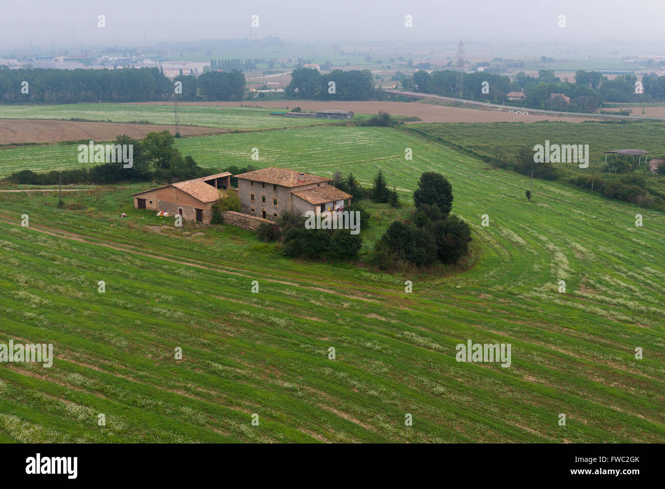 Kleines Bauernhaus zwischen Feldern aus Luftballon in der Nähe von Vic, Spanien Stockfoto