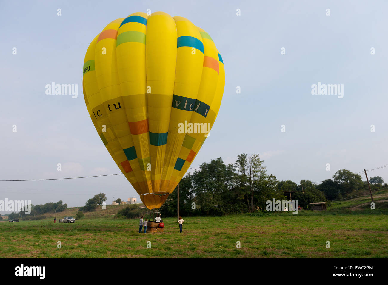 Heißluft-Ballon im Feld, Spanien Stockfoto