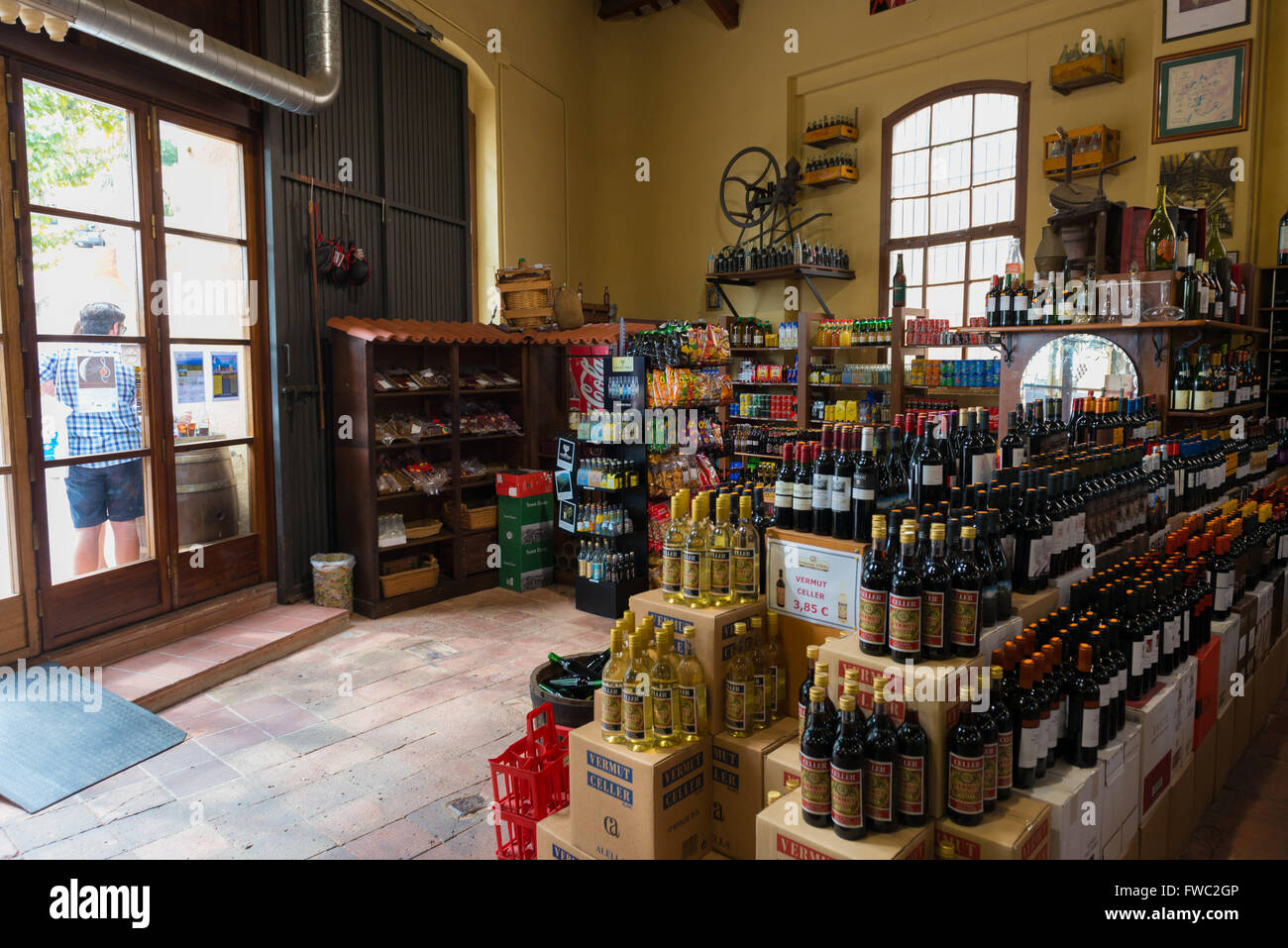 Wein und Cava-Shop im Inneren, Alella, Spanien Stockfoto