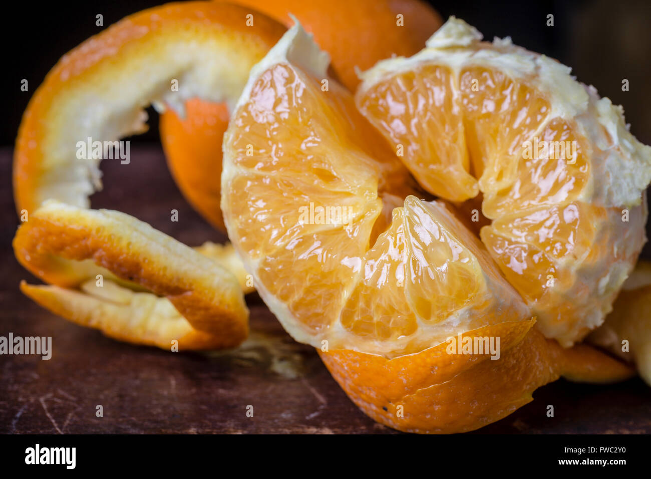 Nahaufnahme von einem frisch geschälte Orange. Stockfoto
