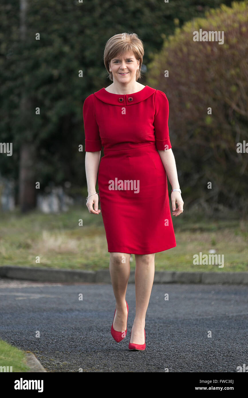 SNP Führer Nicola Sturgeon in einem roten Kleid. Volle ...