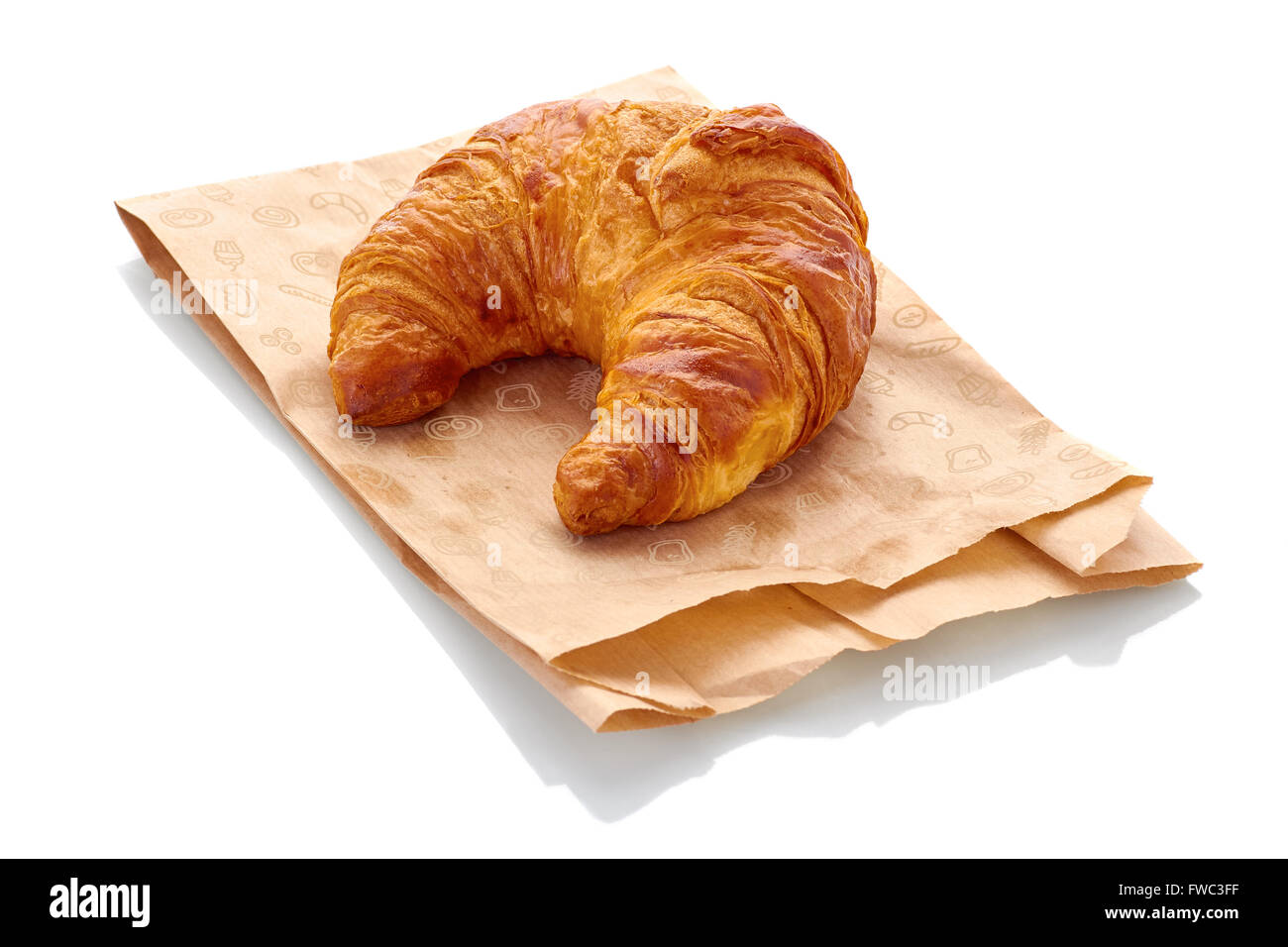frische Croissant mit Papiertüte auf weißem Hintergrund Stockfoto