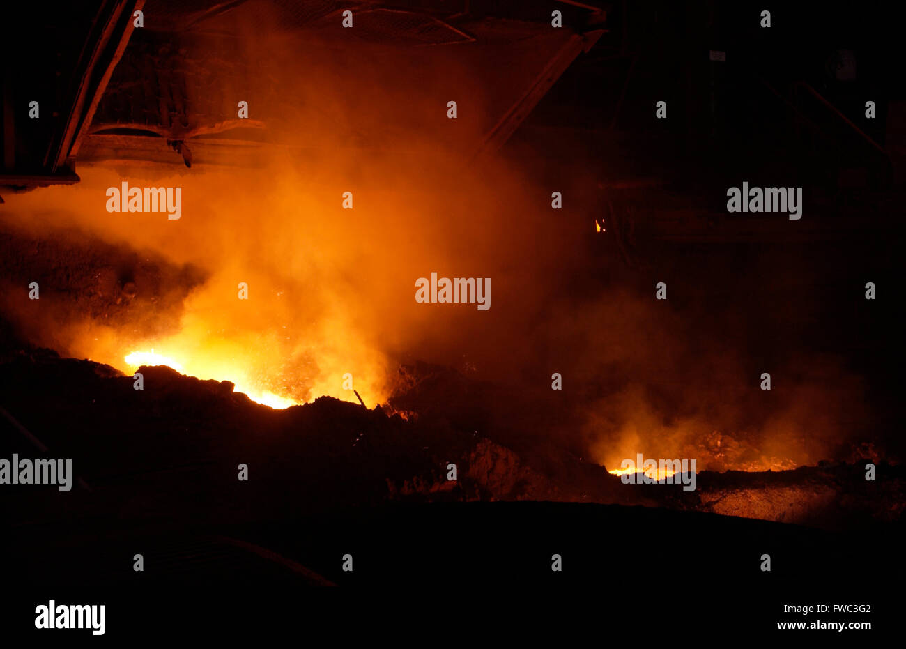 Geschmolzenes Eisen wird klopfte auf Hochofen Nr. 5 bei Port Talbot Stahlwerk South Wales UK Stockfoto