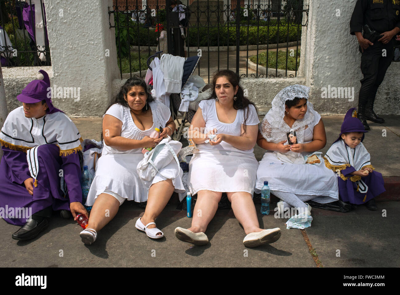 Karwoche in Guatemala-Stadt. Gründonnerstag. Entspannen nach der Prozession. Karwoche in Guatemala feiert man mit str Stockfoto