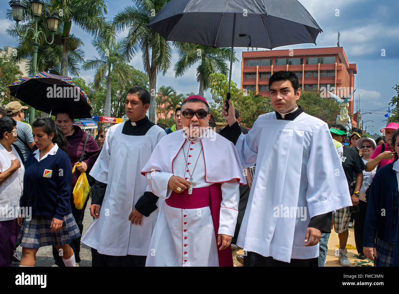 Óscar Vian, der Erzbischof von Guatemala. Karwoche in Guatemala-Stadt. Gründonnerstag. Karwoche in Guatemala ist Promi Stockfoto