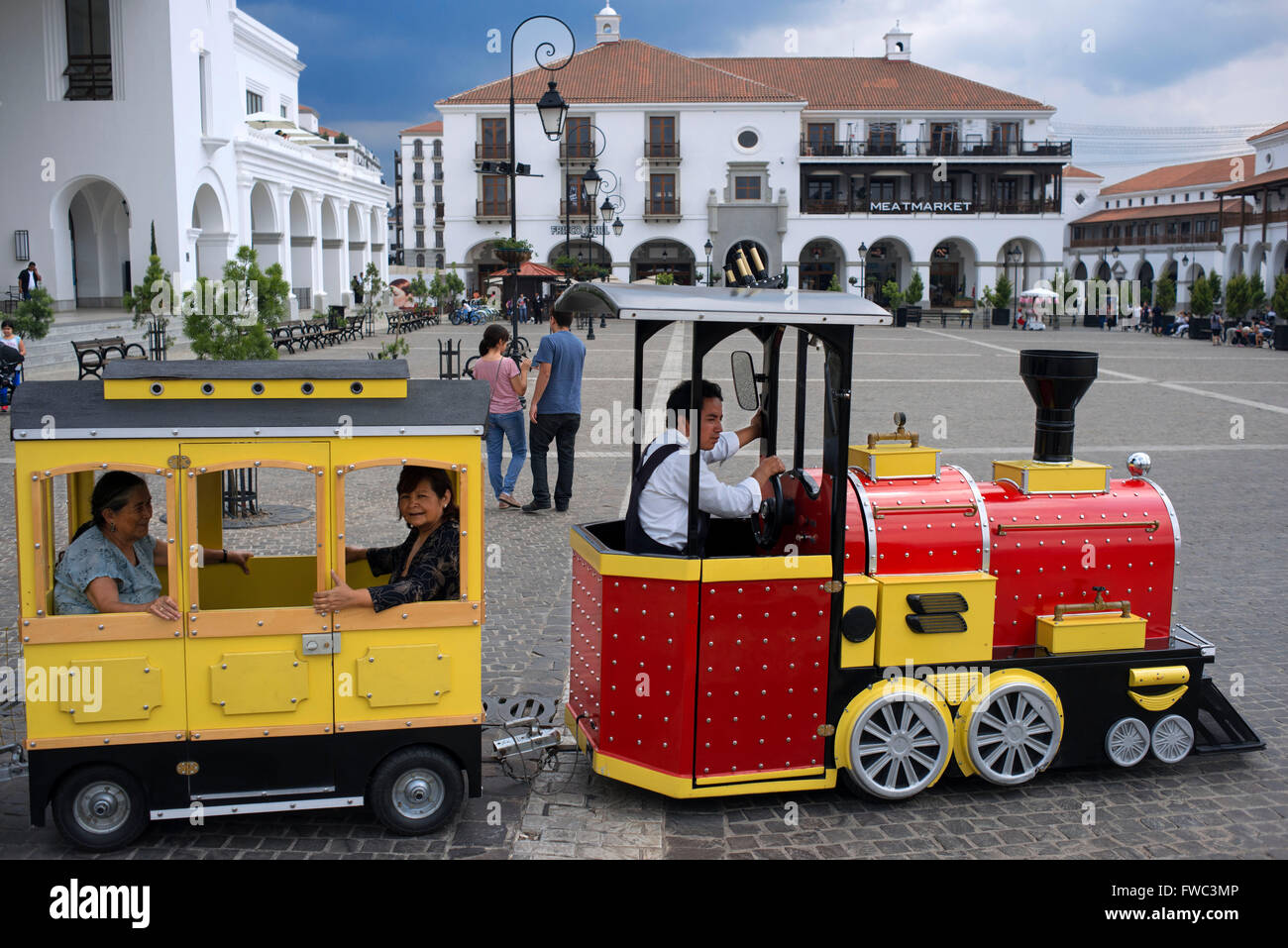 Paseo Cayalá Shopping Mall, Guatemala-Stadt. Paseo Cayala ist eine wunderschöne Außenanlage von Geschäften und Restaurants. Läden und re Stockfoto