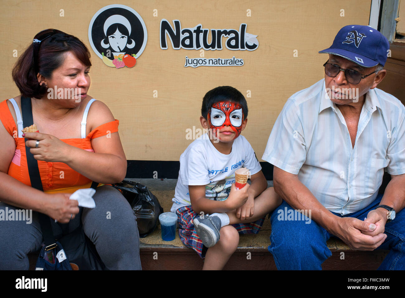 Paseo Cayalá Shopping Mall, Guatemala-Stadt. Kind mit seinen Großeltern nehmen ein Eis zu essen. Natürlich. Paseo Cayala ist eine wunderschön Stockfoto