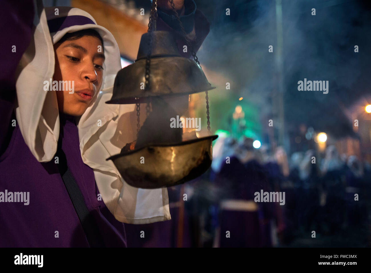 Ein Junge breitet sich Weihrauch an der Jesus Nazareno del Perdon Prozession während der Karwoche in Antigua Guatemala. Karwoche (Seman Stockfoto