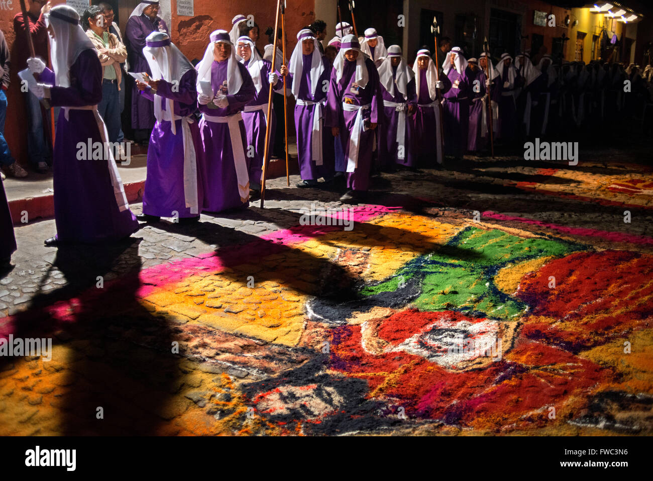 Karwoche (Semana Santa) Teppich aus farbigen Sägemehl (Alfombras) auf Antigua Straße vorbereitet. Jesus Nazareno De La Penitencia Stockfoto