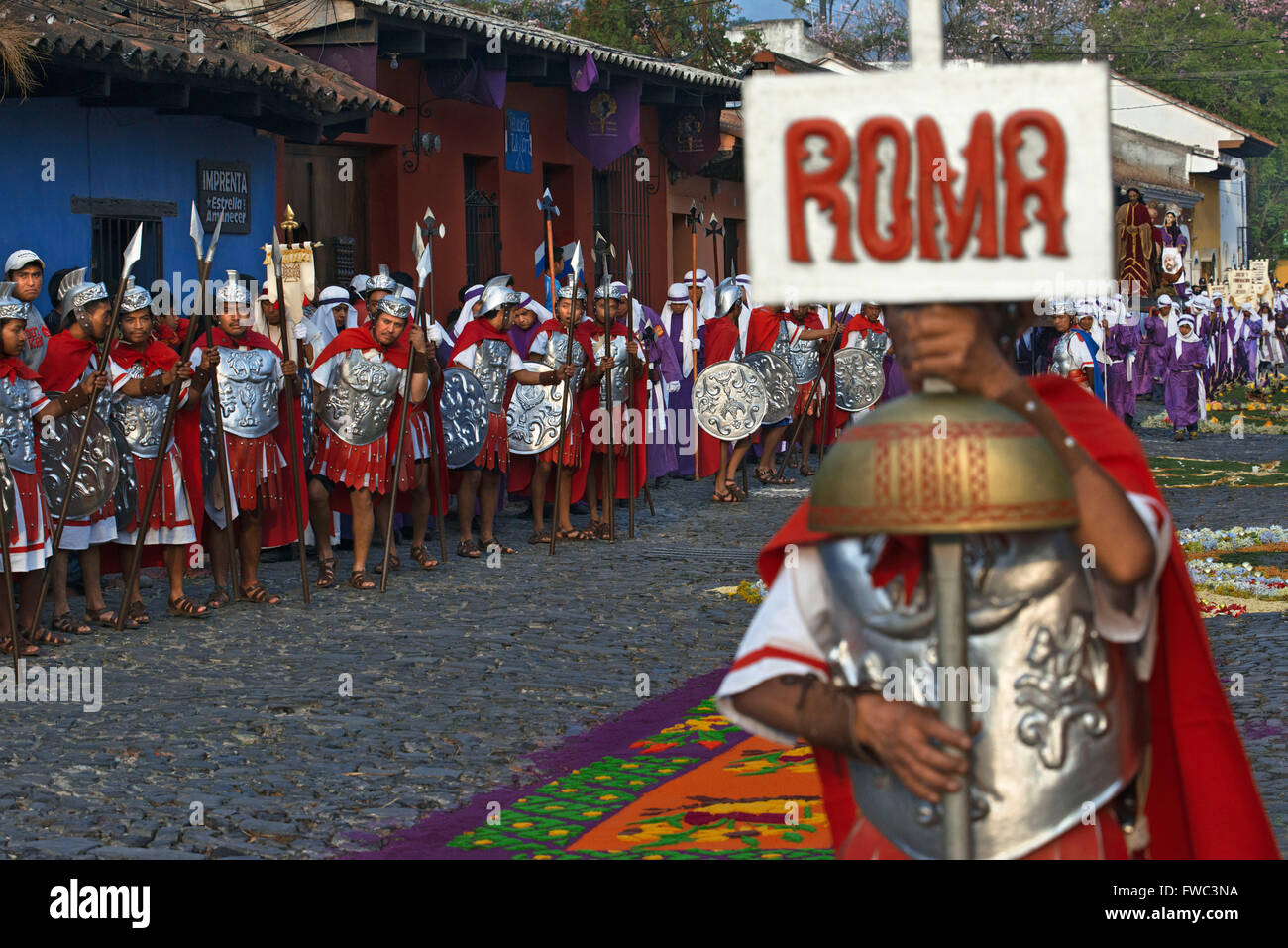 Als römische Legionäre gekleidete Männer führen die Jesus Nazareno del Milagro Prozession während der Karwoche in Antigua Guatemala.  J Stockfoto