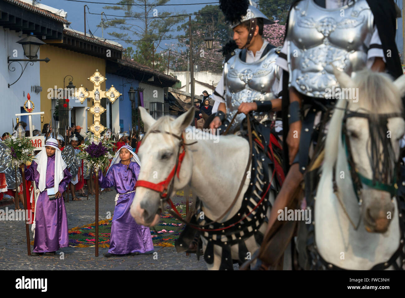 Pferde und Männer gekleidet als römische Legionäre führen die Jesus Nazareno del Milagro Prozession während der Karwoche in Antigua Gu Stockfoto