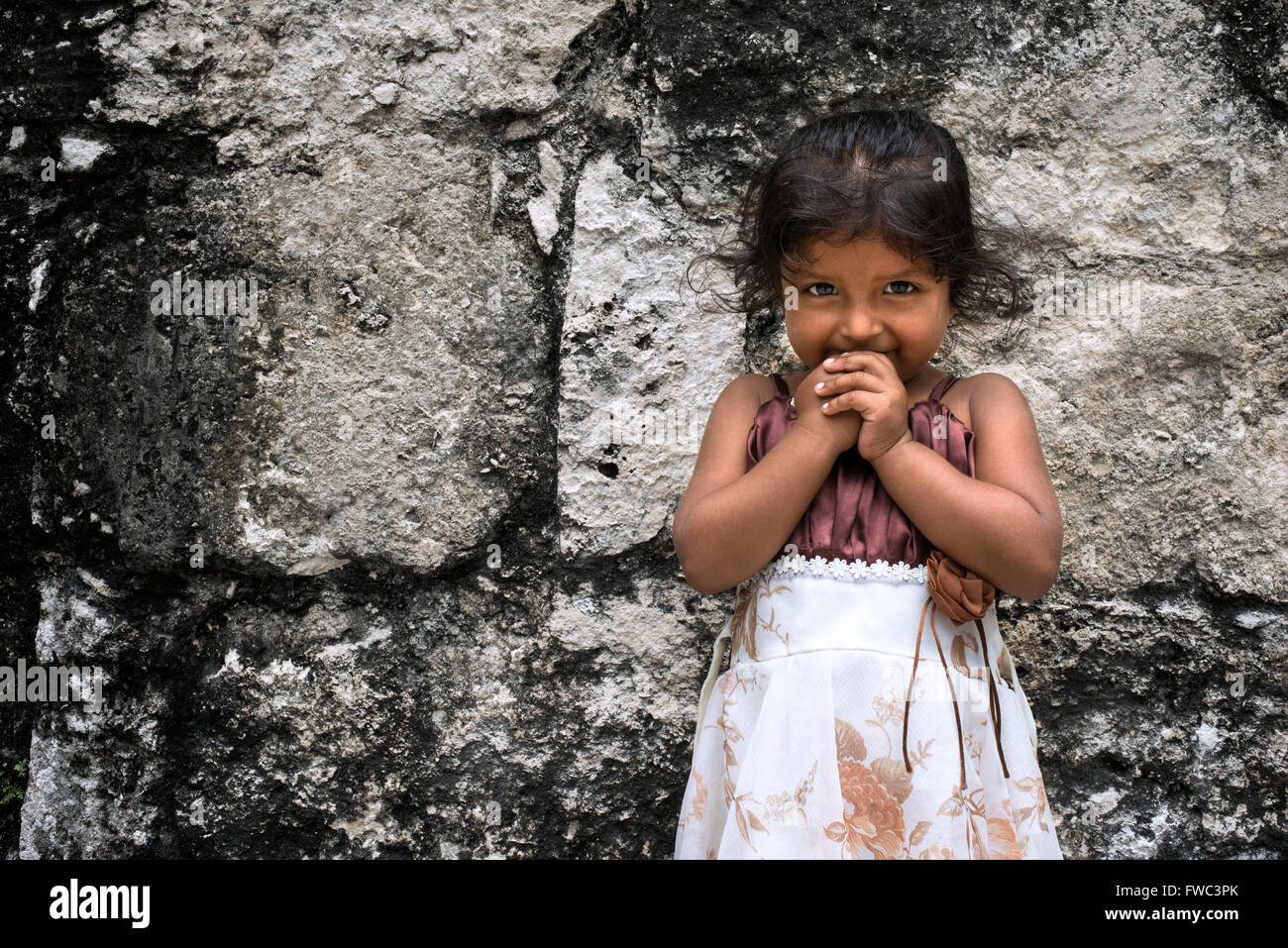 Einheimisches Mädchen in Tikal Pyramide Ruinen (der UNESCO), Guatemala. Große Jaguar-Tempel (Tempel ich) präkolumbische Maya Site in Tikal, El Stockfoto