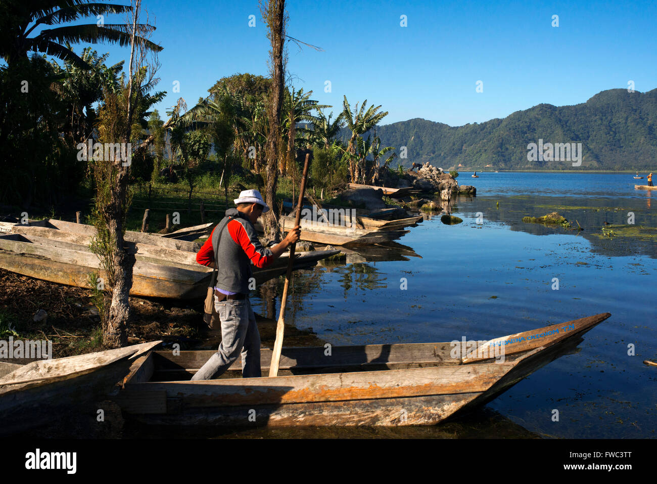 Männer Angeln auf traditionelle Weise in Atitlan See der größte See von Guatemala Stockfoto