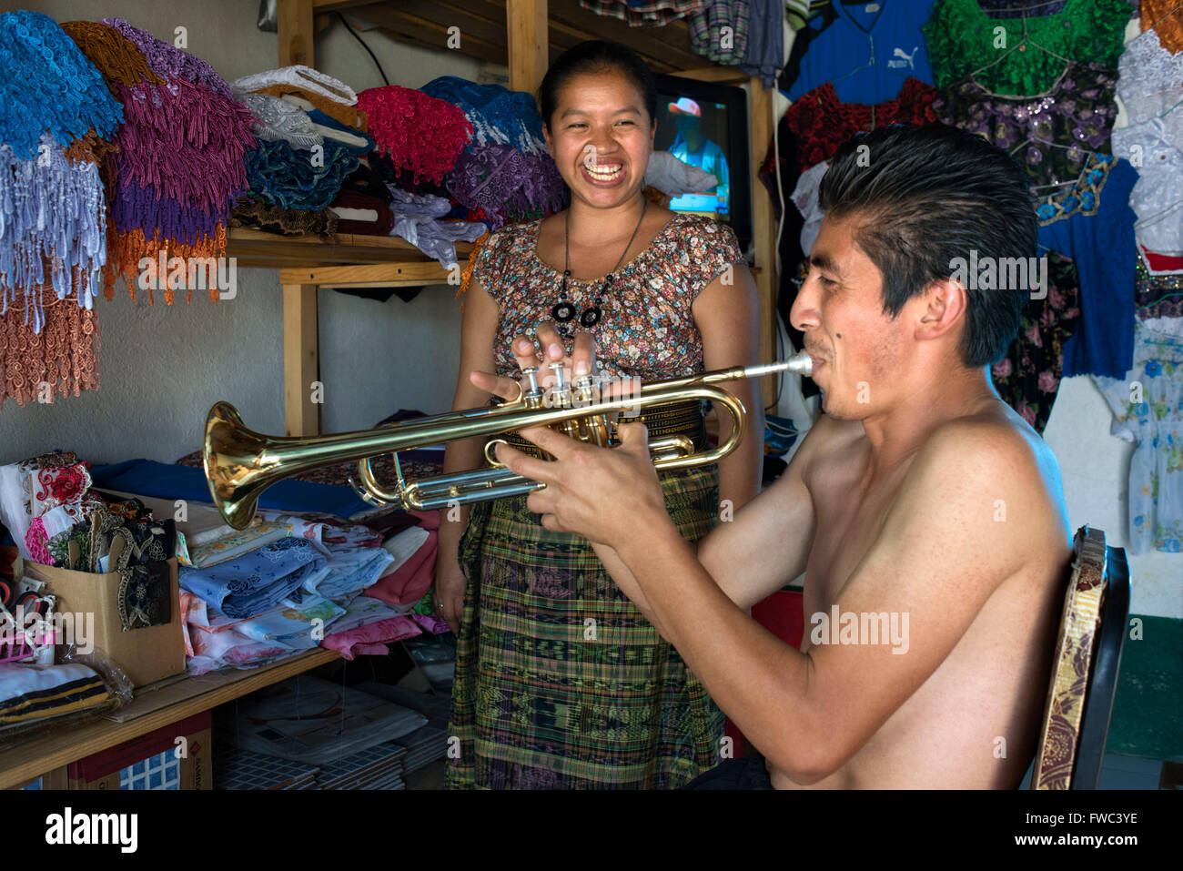 Die Trompete in einem Haus in San Juan La Laguna, Sololá, Guatemala. Trompeten in Santiago Atitlan See Atitlan, Guate Stockfoto