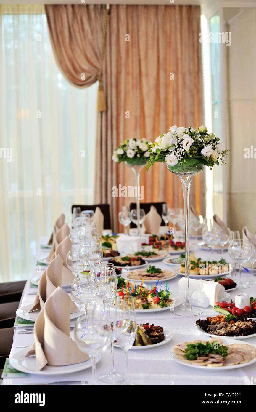 Hochzeitsparty statt nach Heirat im Restaurant Pavillon, freudige o Stockfoto