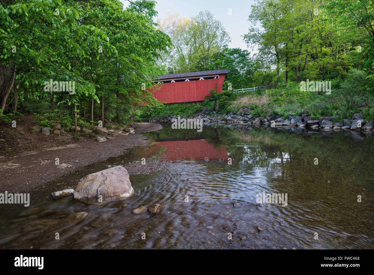 Everett Straße Covered Bridge überspannt Ofen laufen, Cuyahoga Valley National Park, OH. Stockfoto