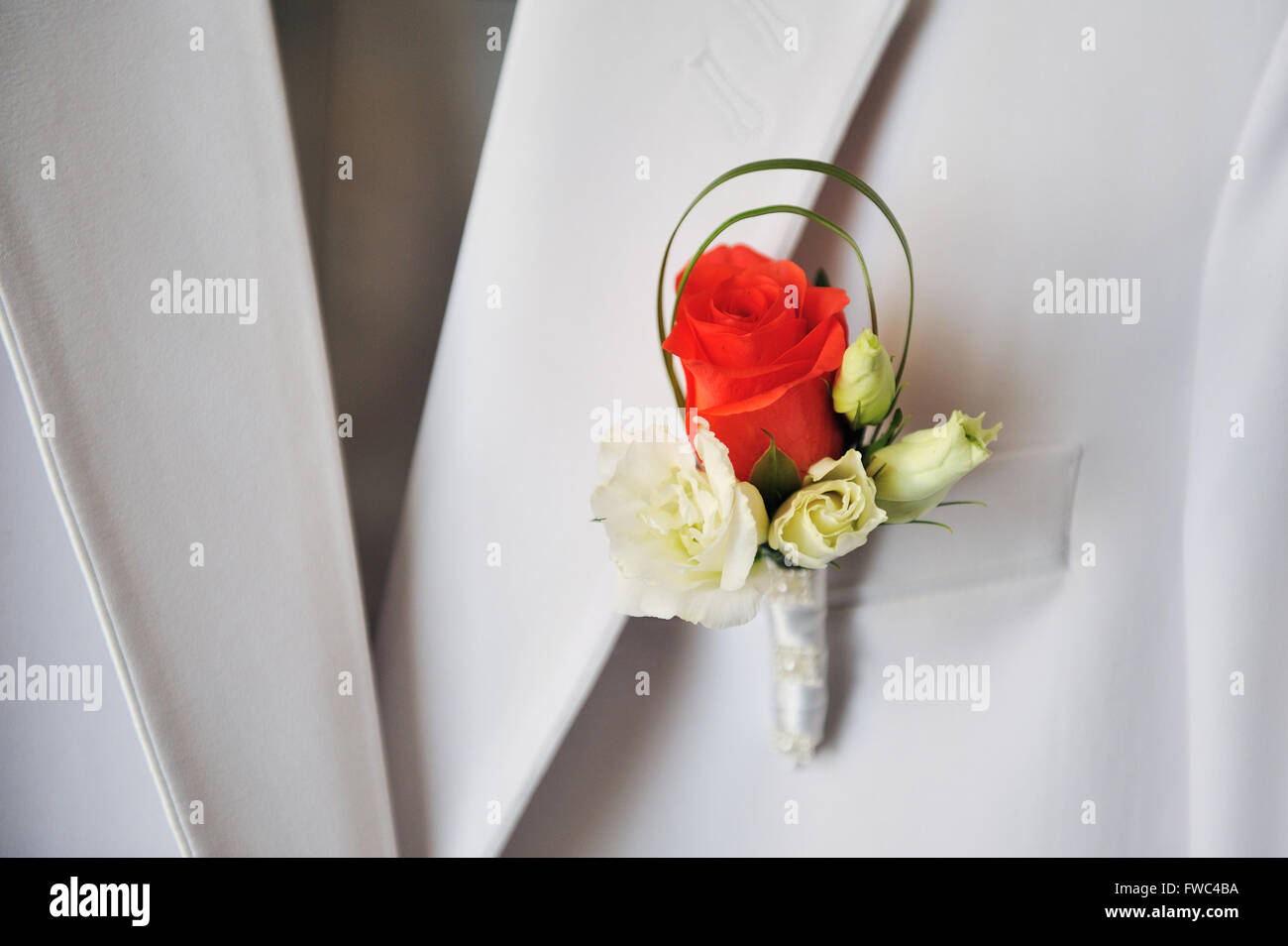 des Bräutigams rote und weiße rose boutonniere Stockfoto