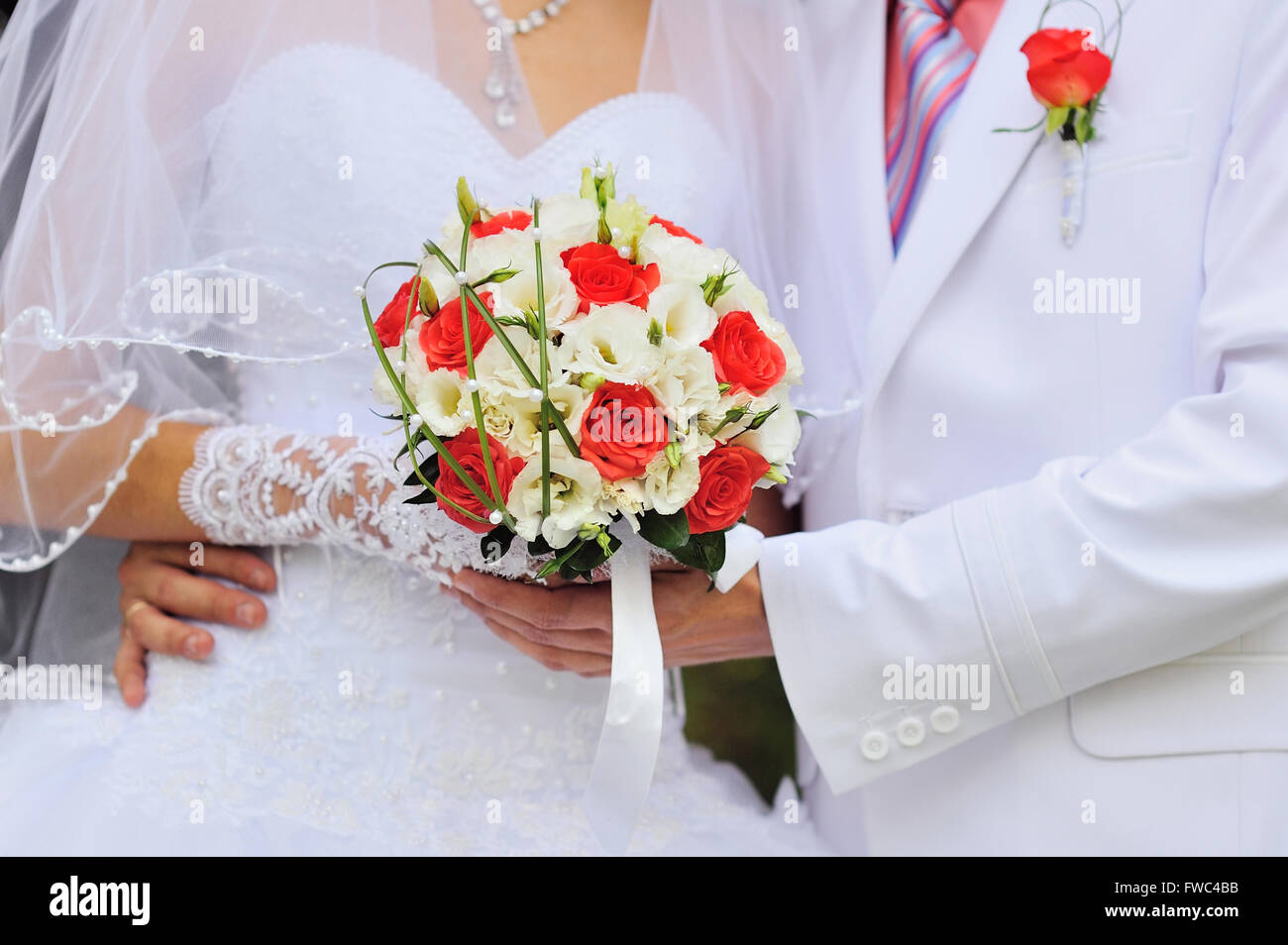 Brautstrauß in Händen der Bräute Stockfoto