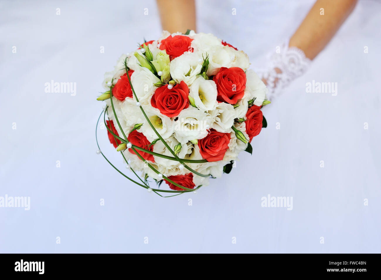 Brautstrauß in Händen der Bräute Stockfoto