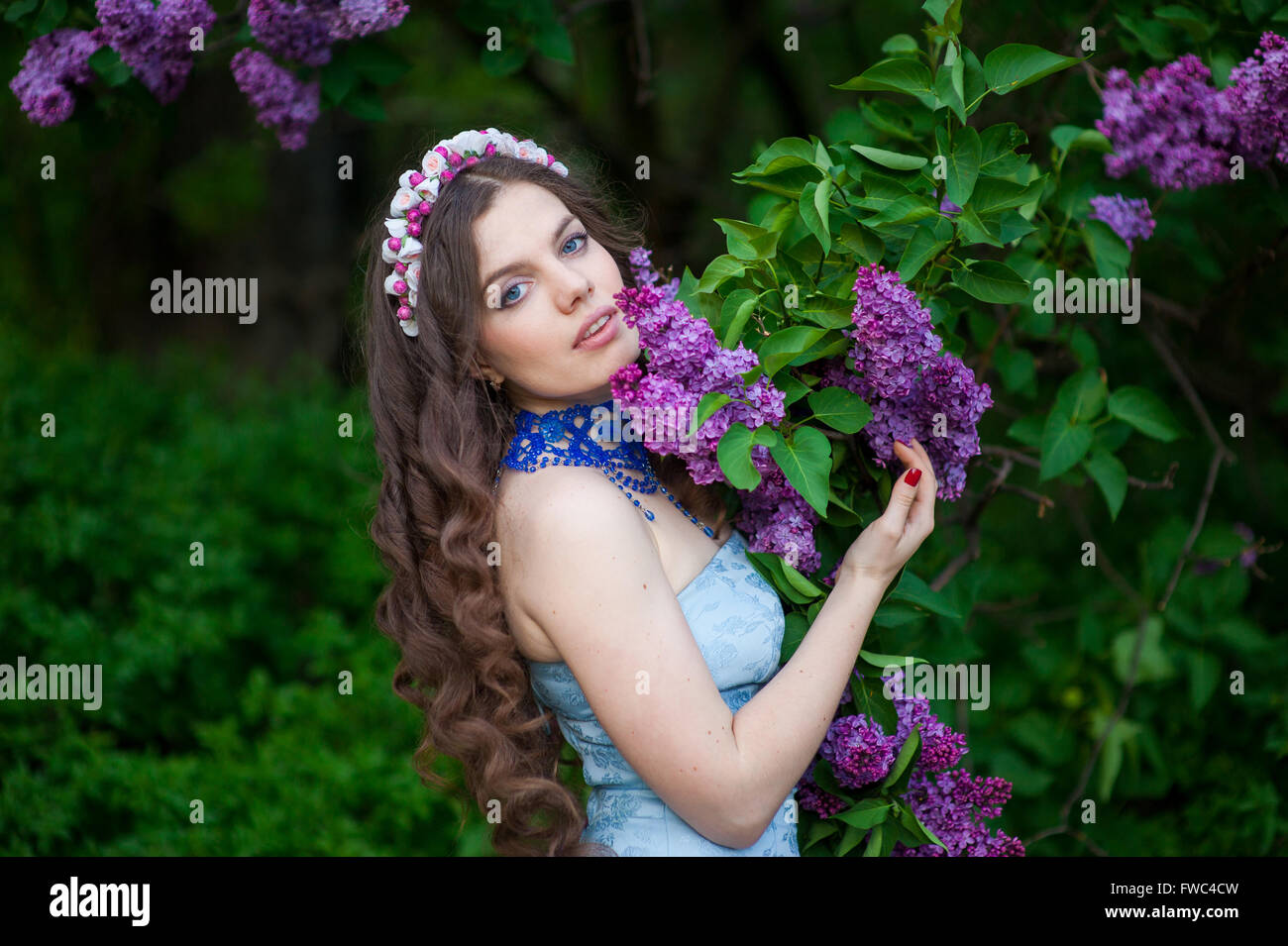 schönes Mädchen mit einer Blume lila Stockfoto