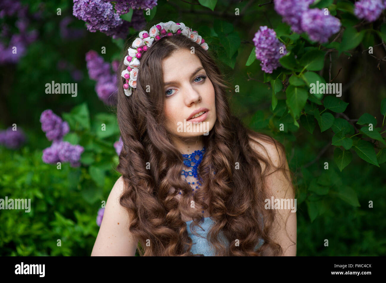 schönes Mädchen mit einer Blume lila Stockfoto