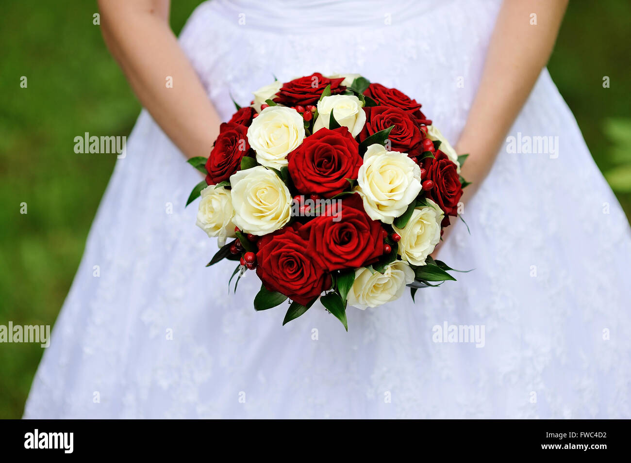 Brautstrauß in Händen der Bräute Stockfoto