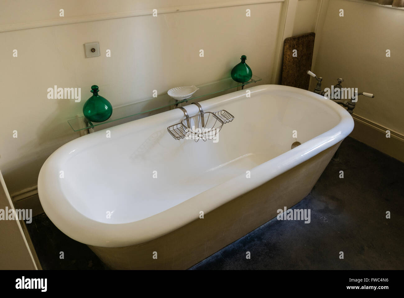 Viktorianischen Stil "Rolltop" Bad in einem altmodischen Badezimmer Stockfoto
