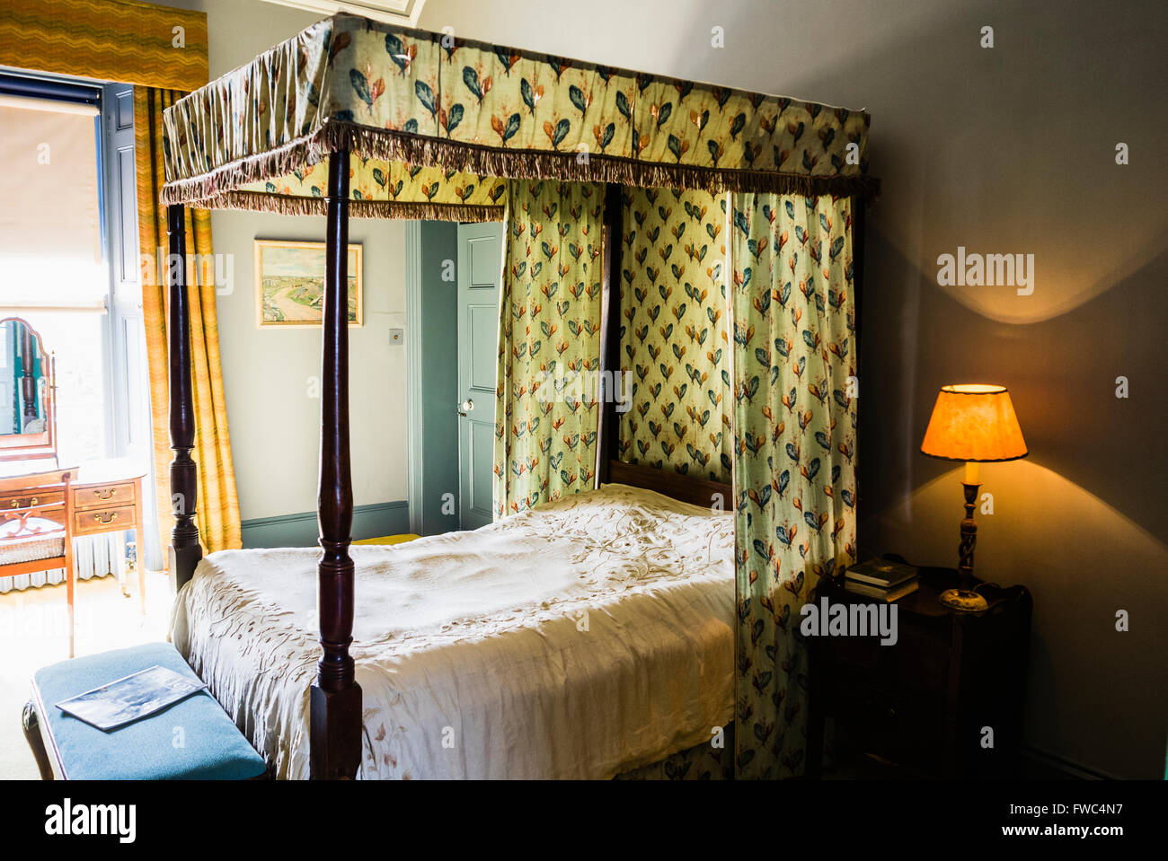 Himmelbett mit Vorhänge im Schlafzimmer eine altmodische Stockfoto