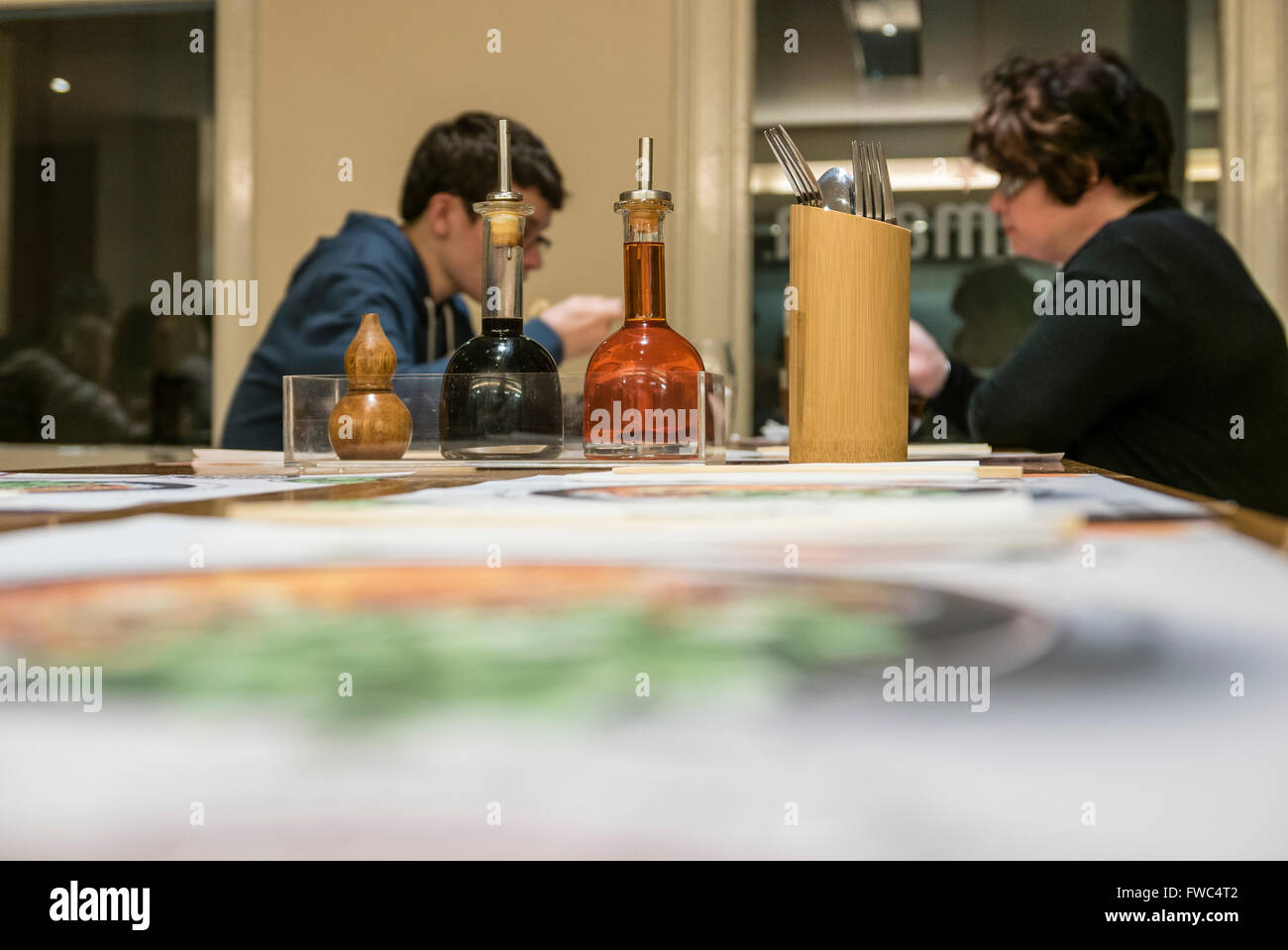 Zwei Kunden sitzen an einem Tisch im Wagamama Restaurant. Stockfoto