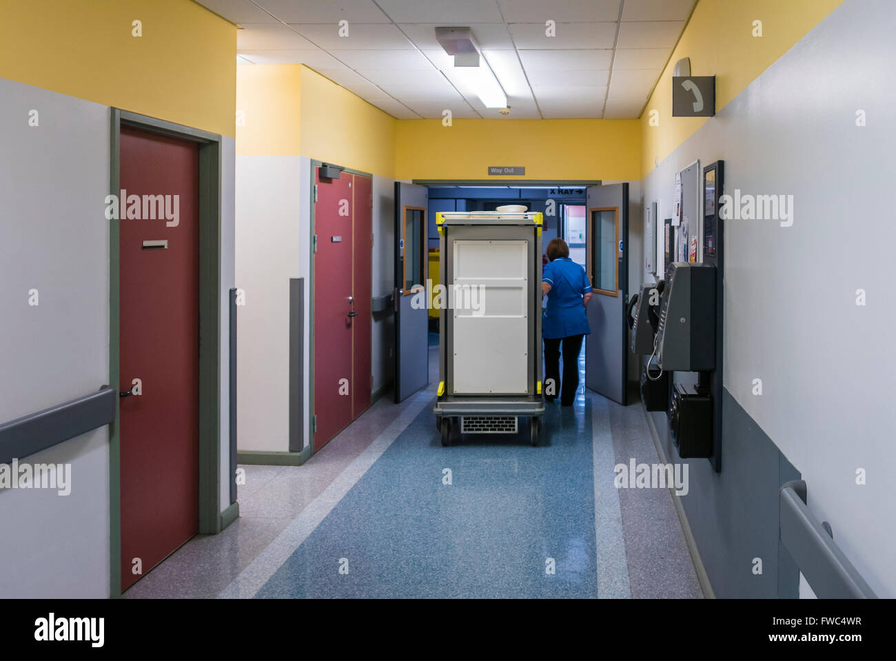 Eine inländischen Räder einen warme Mahlzeit-Wagen durch eine Krankenstation. Stockfoto