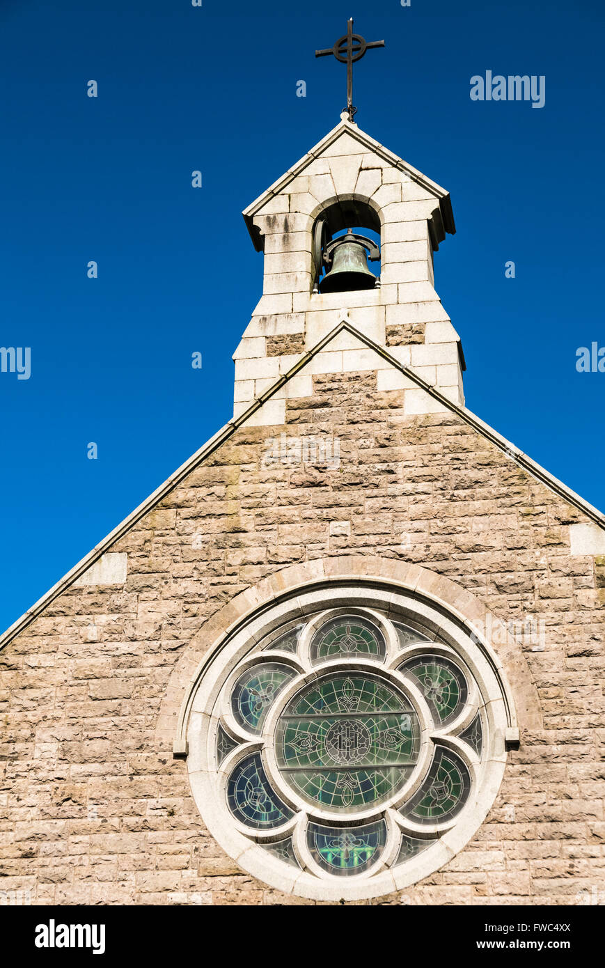 Glockenturm der katholischen Kapelle, vor blauem Himmel. Stockfoto