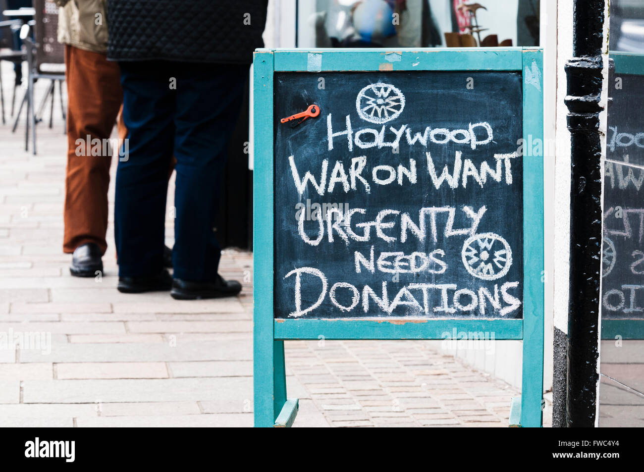 Tafel A-Vorstand außerhalb eines Krieges auf Charity-Shop wollen, besagt, daß es dringend braucht Spenden. Stockfoto