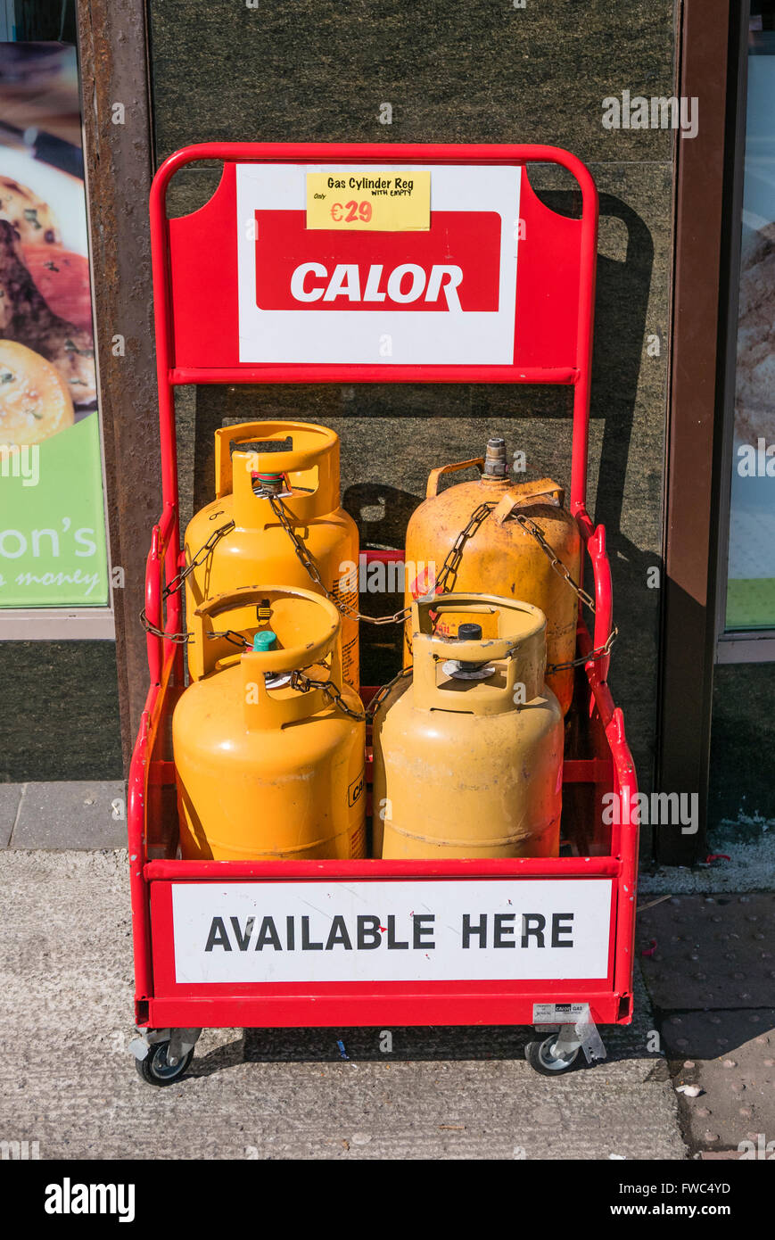Gelbe Calor Gasflaschen zum Verkauf vor einem Geschäft in Irland. Stockfoto