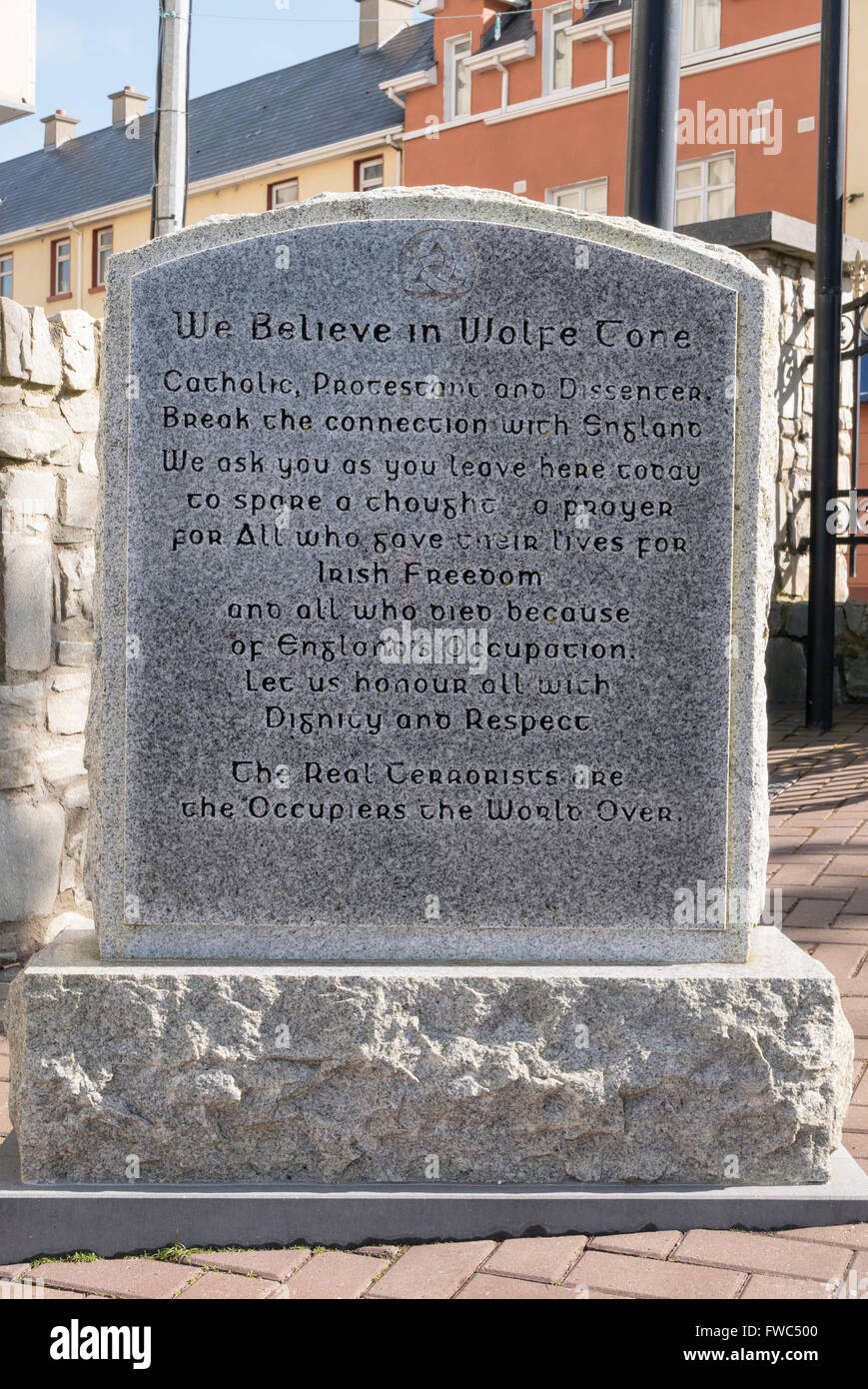 Memorial Stein in einem irischen Republikaner Garten der Erinnerung "Wir glauben an Wolfe Tone" und die Erinnerung an die Verstorbenen für Iren Stockfoto