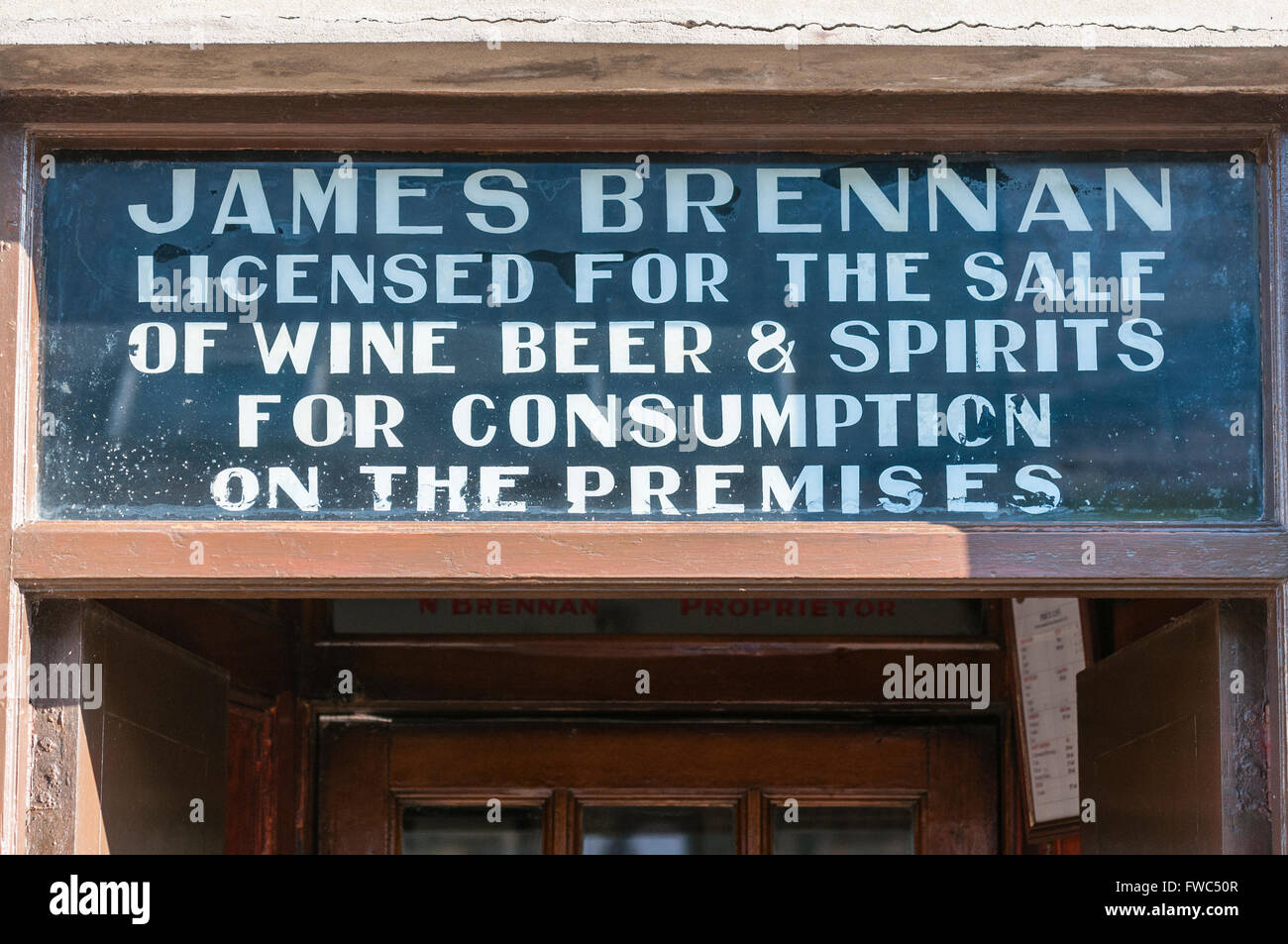 Melden Sie sich über der Tür Brennans Irish Pub.  Bundoran, Irland Stockfoto