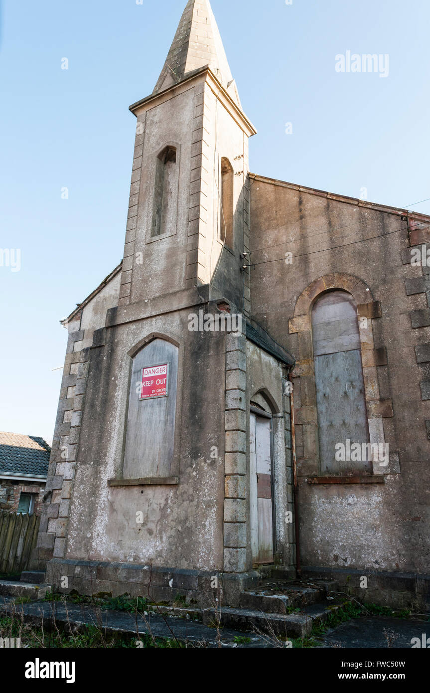 Verfallene Kirche in Donegal, Irland, mit Schild mit der Aufschrift "Gefahr zu halten" Stockfoto