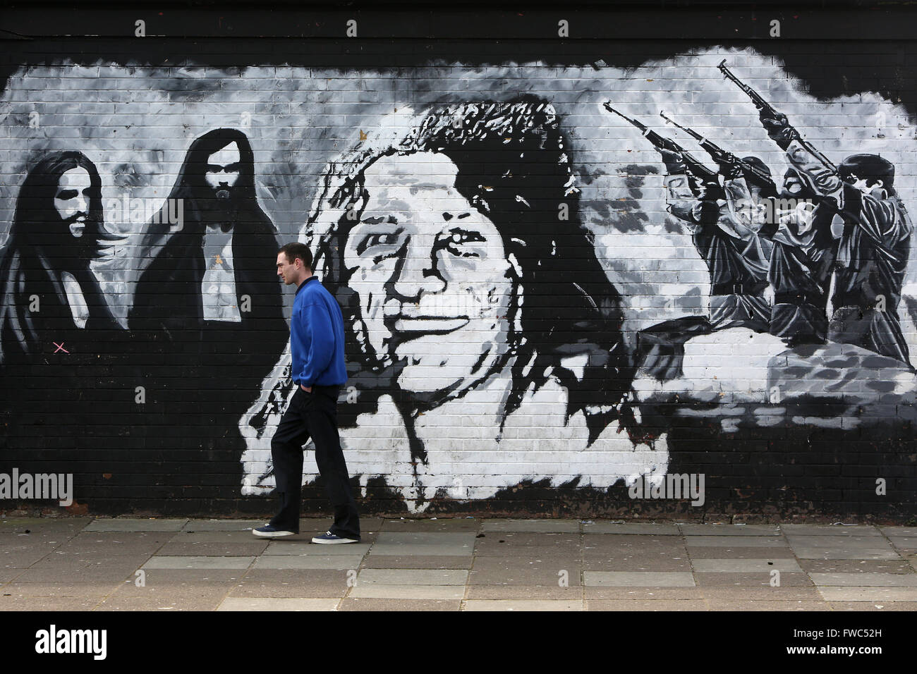 An einer Wand in Twinbrook West Belfast ist ein schwarz / weiß Wandbild von Bobby Sands und die Hungerstreikenden klar ohne gesehen. Stockfoto