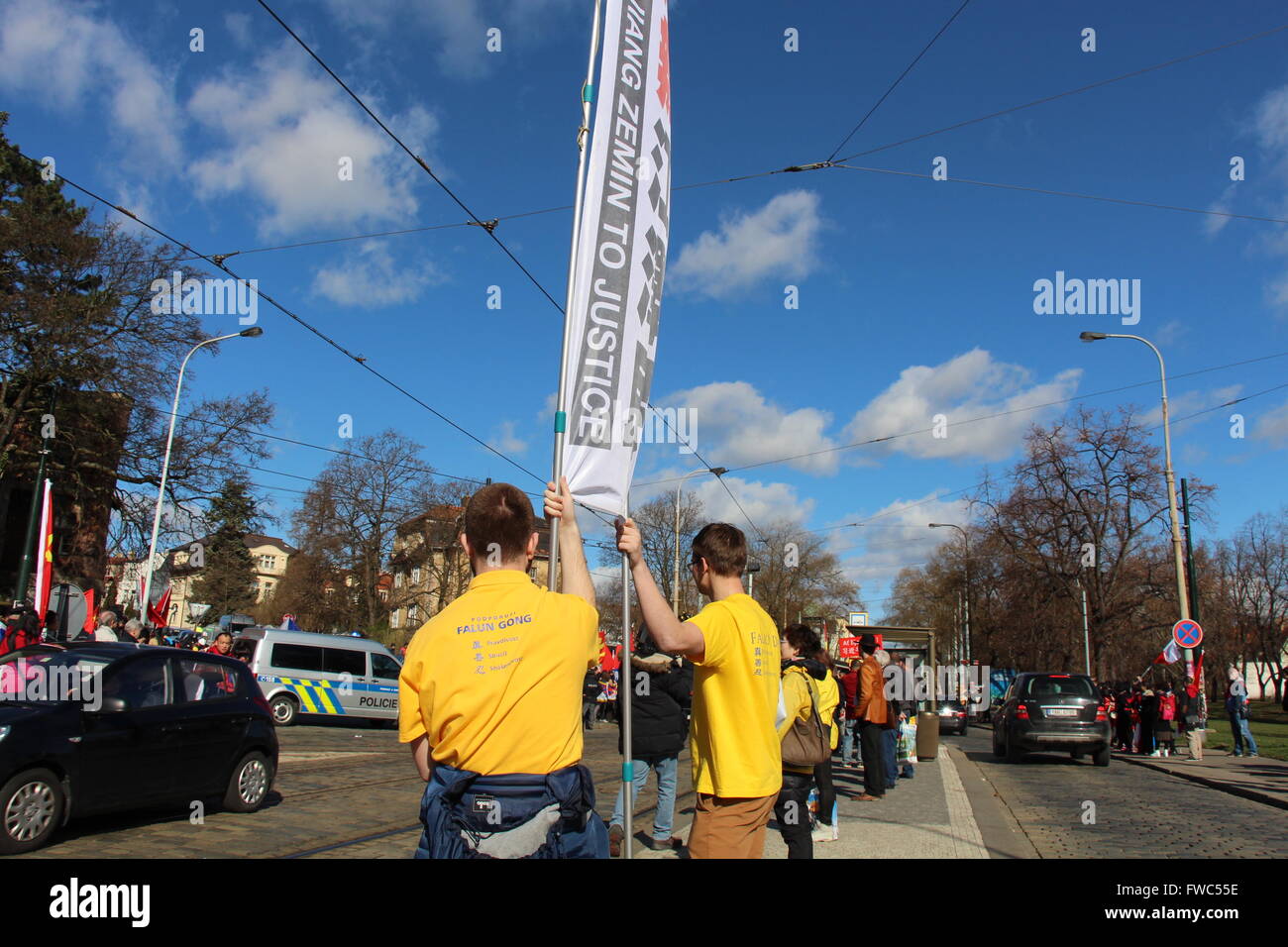 Am 29. März 2016 an Chodkovy Sady Straßenbahnhaltestelle in der Nähe der Prager Chodkova angezeigt Demonstranten zur Unterstützung von Falun Gong Banner für alle Stockfoto
