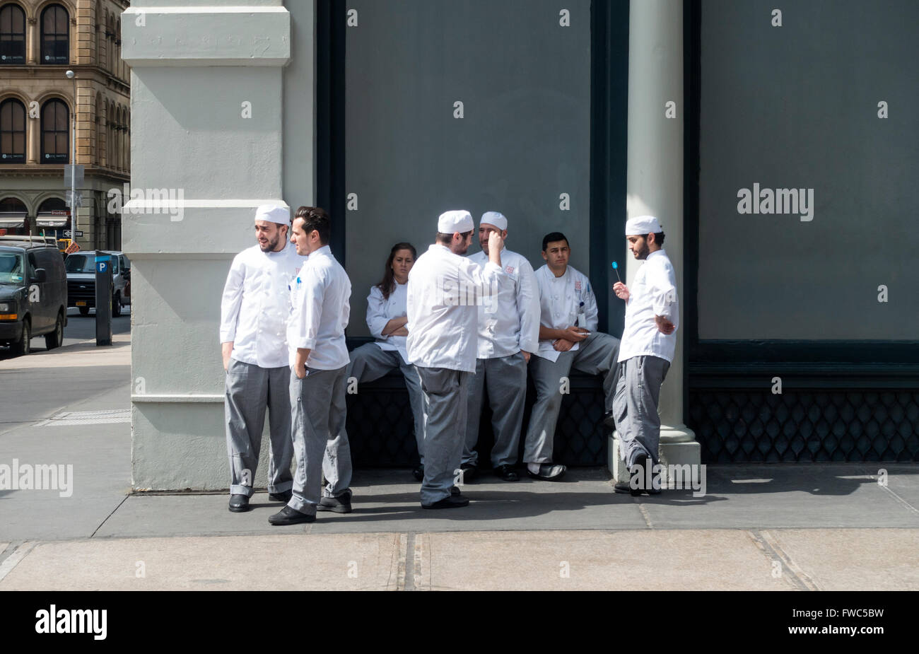 Sieben Restaurant Arbeiter bei einer Pause im Soho in New York City Stockfoto