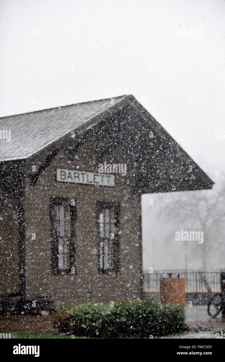 Ein freak April Schnee dusche Hits im Mittleren Westen der Vereinigten Staaten und Bartlett, Illinois und sein Namensvetter Bahnhof. Bartlett, Illinois, USA. Stockfoto