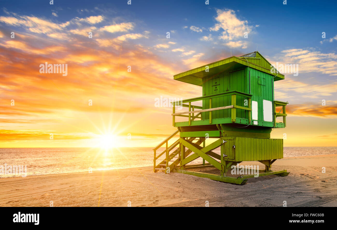 Miami South Beach Sunrise mit Rettungsschwimmer-Turm und die Küste mit bunten Wolken und blauer Himmel. Stockfoto