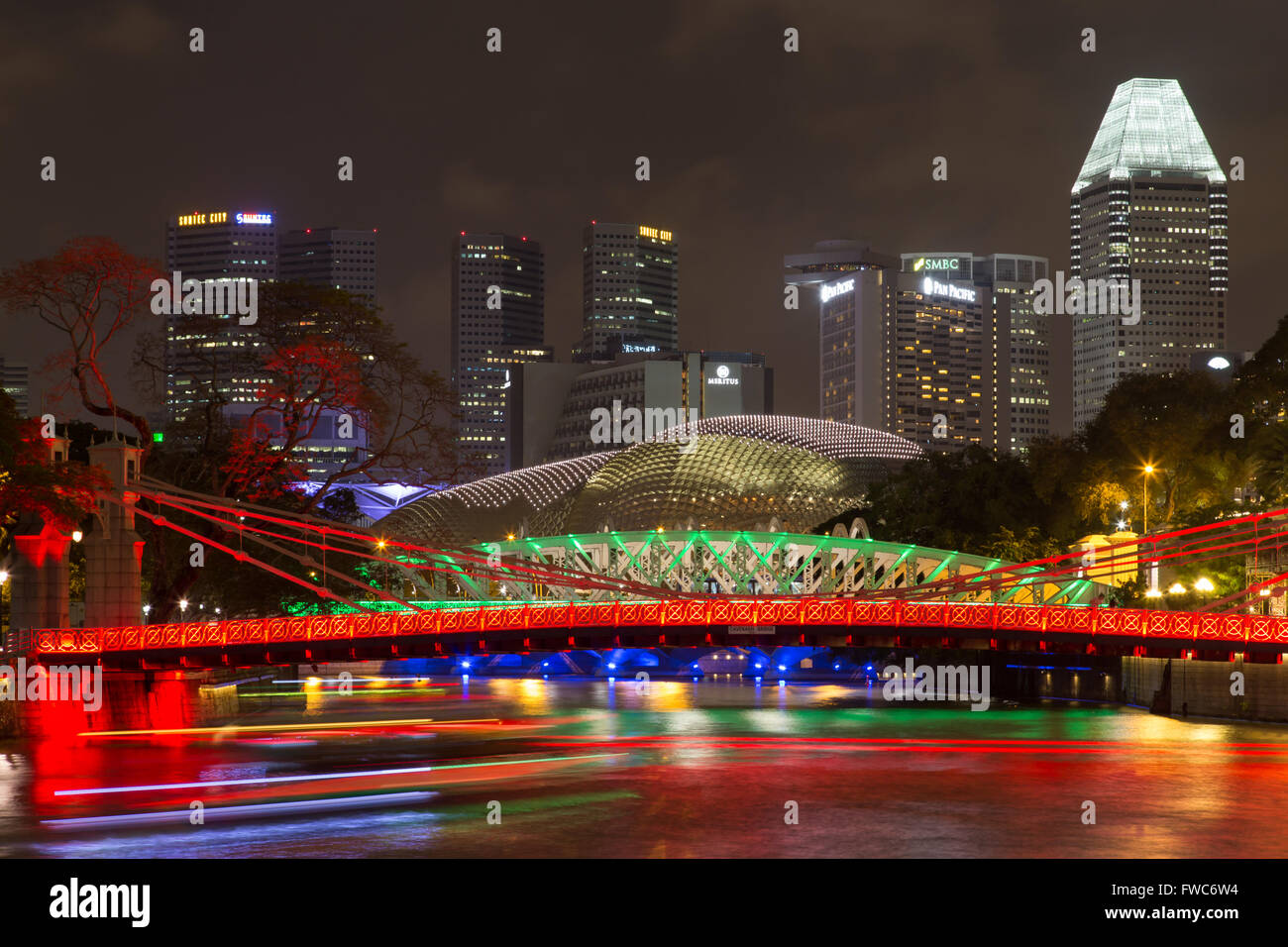Singapur, Singapur - 2. Februar 2015: Berühmte Cavenagh Brücke bei Nacht Stockfoto