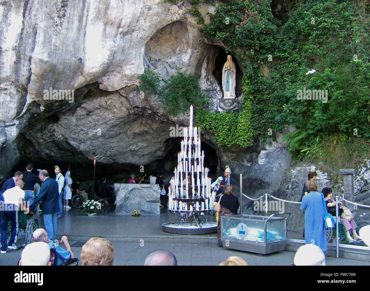 Statue der Jungfrau Maria an die Heilige Grotte in Lourdes die französische Stadt inmitten der 
