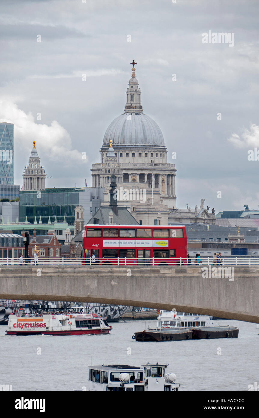 Waterloo Bridge, St. Pauls Cathedral und einem Londoner Bus, London, Großbritannien. Stockfoto