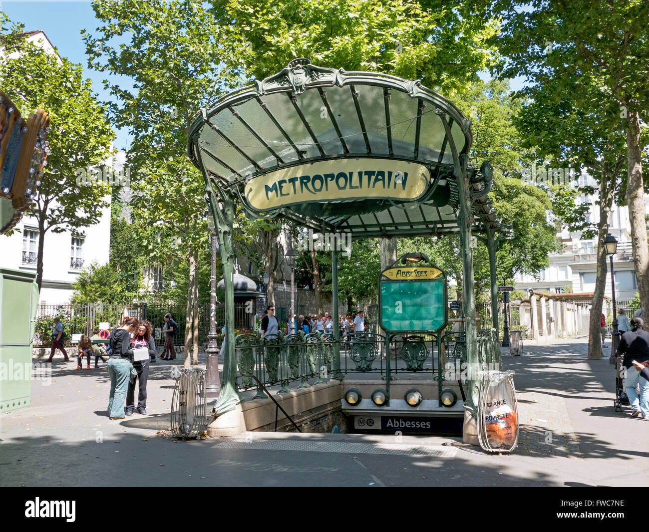 Eine erhaltene überdachte Jugendstil u-Bahn Eingang von Hector Guimard entworfen, Place des Abbesses, Montmartre, Paris, Frankreich. Stockfoto