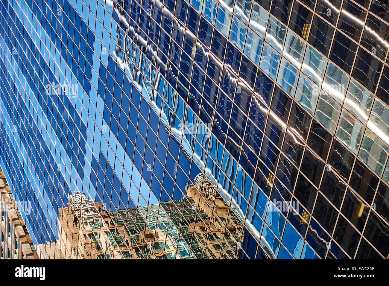 Glaswand mit Reflexionen von in der Nähe befindlichen Gebäude Stockfoto