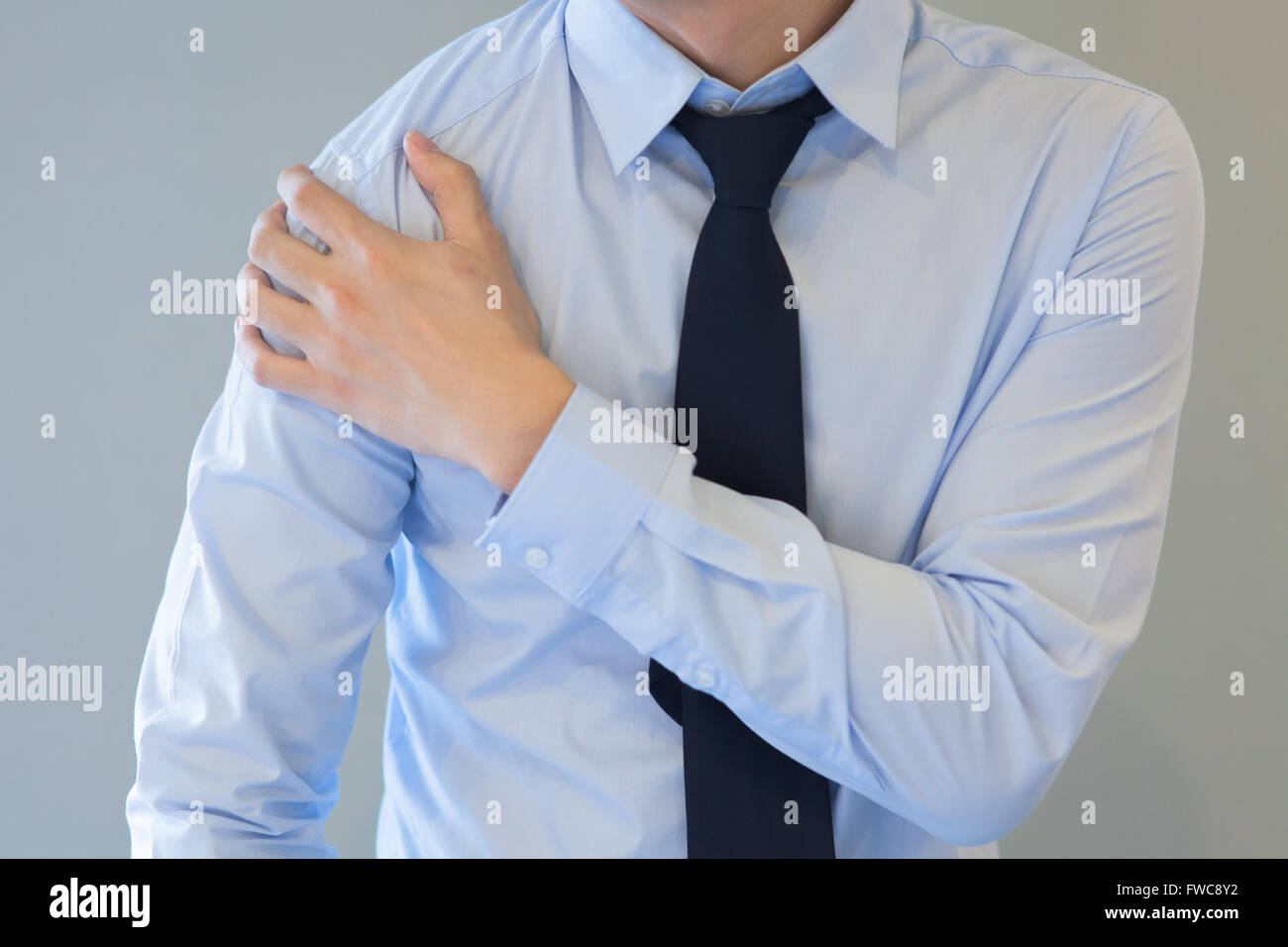 Mann mit Schulter Schmerzen Problem - Gesundheitswesen, Büro-Syndrom, Krankheitskonzept Stockfoto